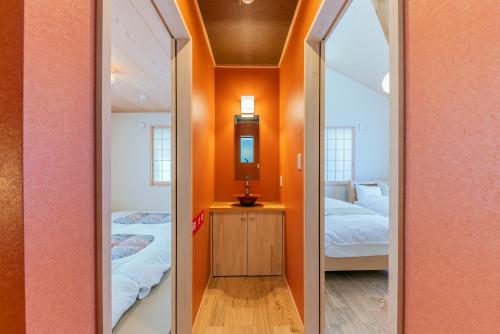东京宿家千の里的配有2张床的客房内的镜子