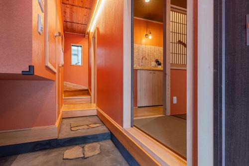 东京宿家千の里的橙色墙壁房子的走廊