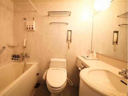 大津京都大津别馆酒店的浴室配有白色卫生间和盥洗盆。