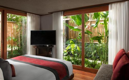 小通奈潘Anantara Rasananda Koh Phangan Villas的一间卧室设有一张床和一个大窗户
