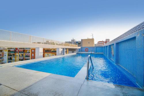 托雷德尔马尔Mainake Costa del Sol的建筑物一侧的游泳池