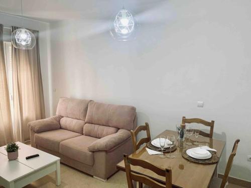 阿尔科斯-德拉弗龙特拉Apartamento Felisa的客厅配有沙发和桌子