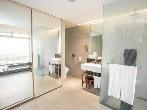 Wuri清新温泉饭店的带淋浴、盥洗盆和卫生间的浴室