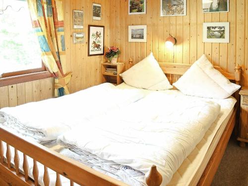 Sønder NissumTwo-Bedroom Holiday home in Ulfborg 4的窗户客房内的一张大白色床