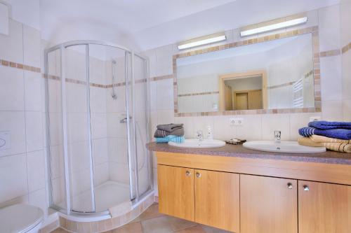 维尔德科格尔山麓布兰贝格豪斯塞非里德斯博尔格热酒店。的一间带两个盥洗盆和淋浴的浴室