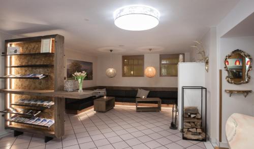 德布里阿赫泽波斯特酒店的客厅配有桌子和冰箱