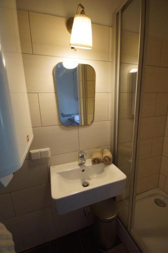 维也纳Vacationhome in the vineyards的一间带水槽和镜子的浴室