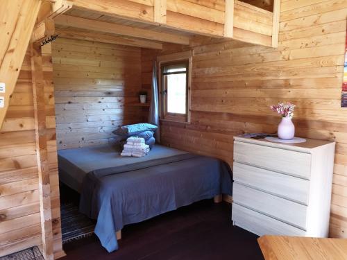 姆尔斯拉格斯Camping Noras的小木屋内一间卧室,配有两张床