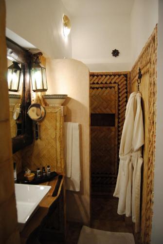布马伦切斯皮埃尔旅馆的浴室配有盥洗盆、卫生间和盥洗盆。