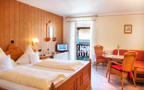 巴特比恩巴赫Landhaus Cornelia的酒店客房带一张床、一张桌子和椅子