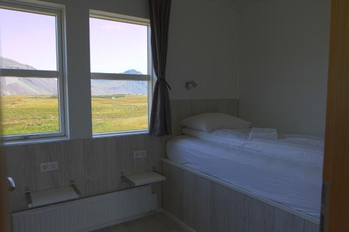 霍芬极光度假屋的一间小卧室,配有床和2个窗户