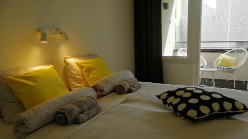 于韦斯屈莱Feels like Home City Holvi的一间卧室配有带毛巾的床