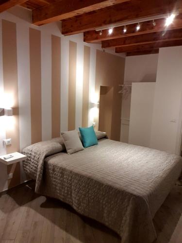 蒙雷亚莱Casa Margò的一间卧室配有一张带条纹墙的床