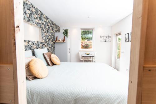 埃因霍温Eindhoven Inn的卧室配有带枕头的大型白色床