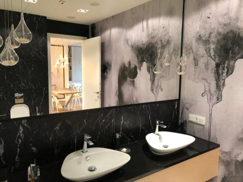 弗罗茨瓦夫Vantage Point Apartament Sky Tower的一间带两个盥洗盆和大镜子的浴室