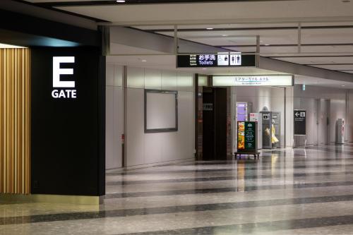 千岁机场航站楼酒店的大楼里一个空的大厅,有门牌