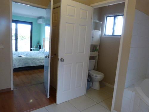 努美阿Le Médipole的白色的浴室设有卫生间和一张床
