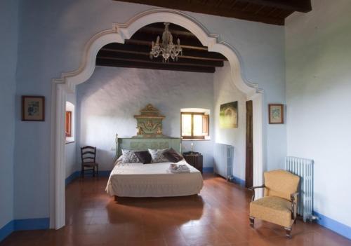 圣费柳-德帕利亚罗尔斯卡萨普拉特乡村民宿的一间大卧室,配有一张床和一把椅子