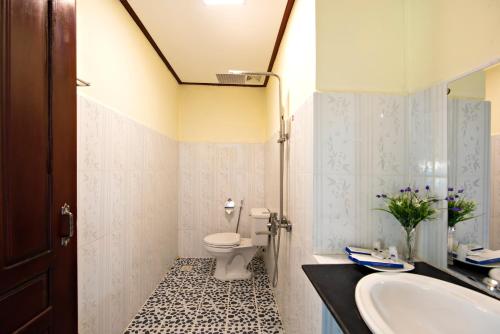 万荣Annecy Hotel的一间带水槽和卫生间的浴室