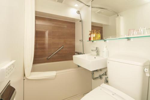 横滨MYSTAYS 横滨酒店的浴室配有卫生间、盥洗盆和淋浴。