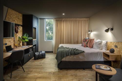 阿德莱德玛丽安酒店的酒店客房配有一张床、一张书桌和一张书桌。