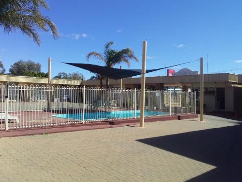 布罗肯希尔沙漠汽车旅馆的建筑前带游泳池的围栏