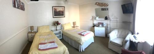 南安普敦Double J8 m27的一间小卧室,配有两张床和椅子
