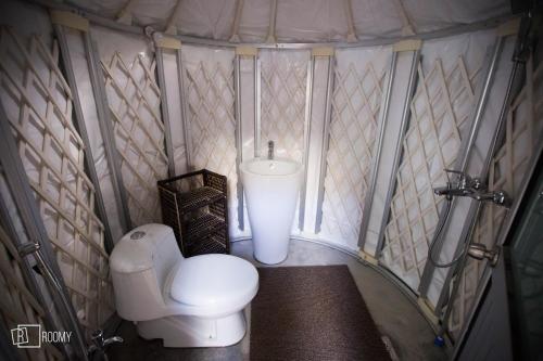 Roomy Yurts, Minapin Nagar Hunza的一间浴室