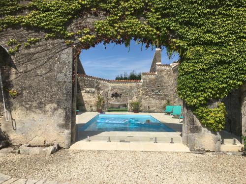 Chassors1854 Chassors的一座游泳池,位于石墙中间,设有门廊