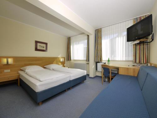 雷马根平格尔酒店的酒店客房配有两张床和一张书桌