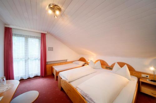 阿皮亚诺苏拉斯特拉达乌特林酒店的酒店客房设有两张床和窗户。