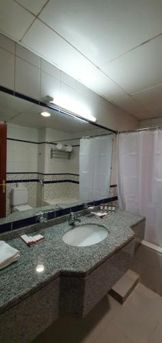 阿布扎比象牙酒店公寓的一间带水槽和镜子的浴室