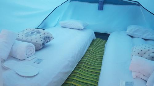 戈里斯Camp'in Goris的蓝色灯的客房内的两张床