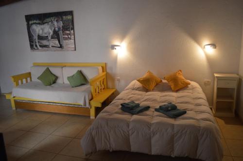 门多萨玛格丽特公寓酒店 的一间卧室配有两张带毛巾的床