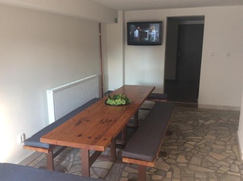 穆捷尼采Vinný sklípek Na Spojovací的配有电视的客房内的木桌和长凳