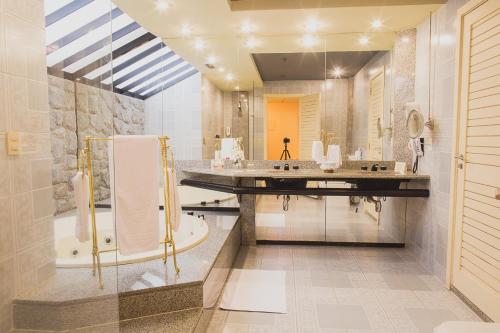 里约热内卢Hotel Atlantico Star的带浴缸、水槽和浴缸的浴室