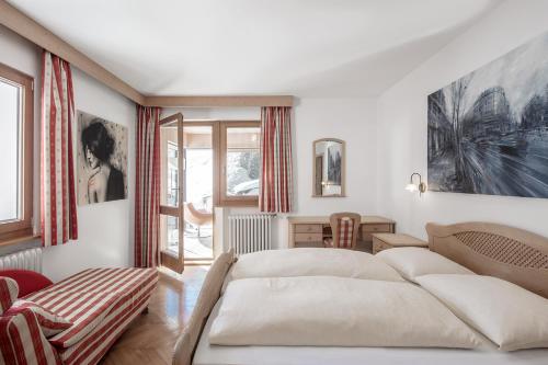 塞尔瓦迪加尔代纳山谷ARTEFUGIUM panoramico的一间卧室设有一张大床和一个窗户。