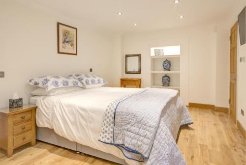 切尔滕纳姆Luxury Apartments - 39 Rodney Road Apartment的一间卧室配有白色床和蓝色枕头