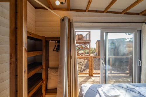 勒卡特Viglamo Domaine Presqu'île de La Franqui的一间带双层床的卧室和一个阳台