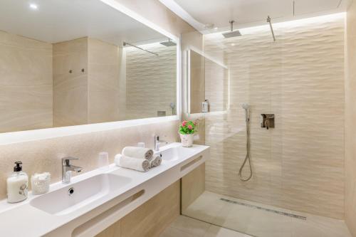 马盖鲁夫萨默斯酒店的一间带水槽和淋浴的浴室