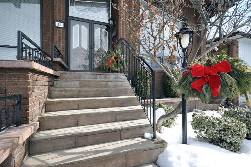 多伦多A Stunning Chalet Style Home的楼梯上带圣诞花圈的房子