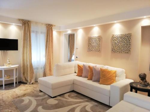 威尼斯SAN MARCO3 Apartment的客厅配有白色沙发和橙色枕头。