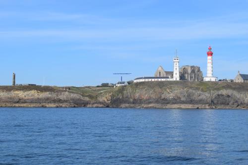 普卢贡韦兰Le Clos de la Pointe Saint-Mathieu的两座灯塔,享有水体美景