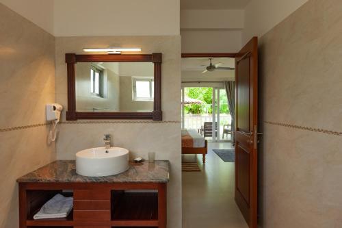 普拉兰大安塞区热带别墅度假屋的一间带水槽和镜子的浴室