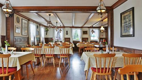 策尔阿姆哈尔梅尔斯巴赫格努讷霍夫酒店的一间在房间内配有桌椅的餐厅