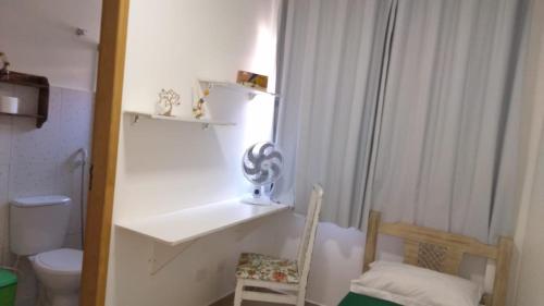 隆德里纳Alpha Hospedaria & Hostel的一间带水槽、卫生间和椅子的浴室