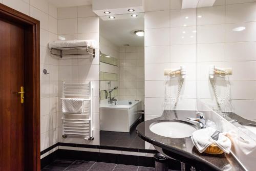 谢拉兹娜博露酒店的白色的浴室设有水槽和浴缸。
