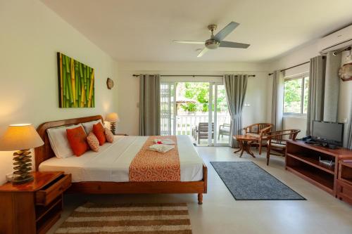 普拉兰大安塞区热带别墅度假屋的一间卧室配有一张床和一台电视。