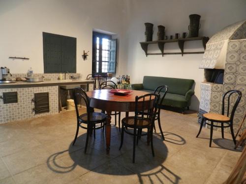 RoccapalumbaMasseria Acque Di Palermo的厨房以及带桌椅的用餐室。