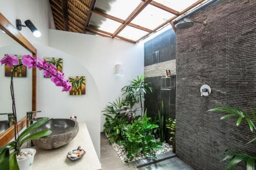 金巴兰Villa Sunyi的浴室配有水槽和植物淋浴